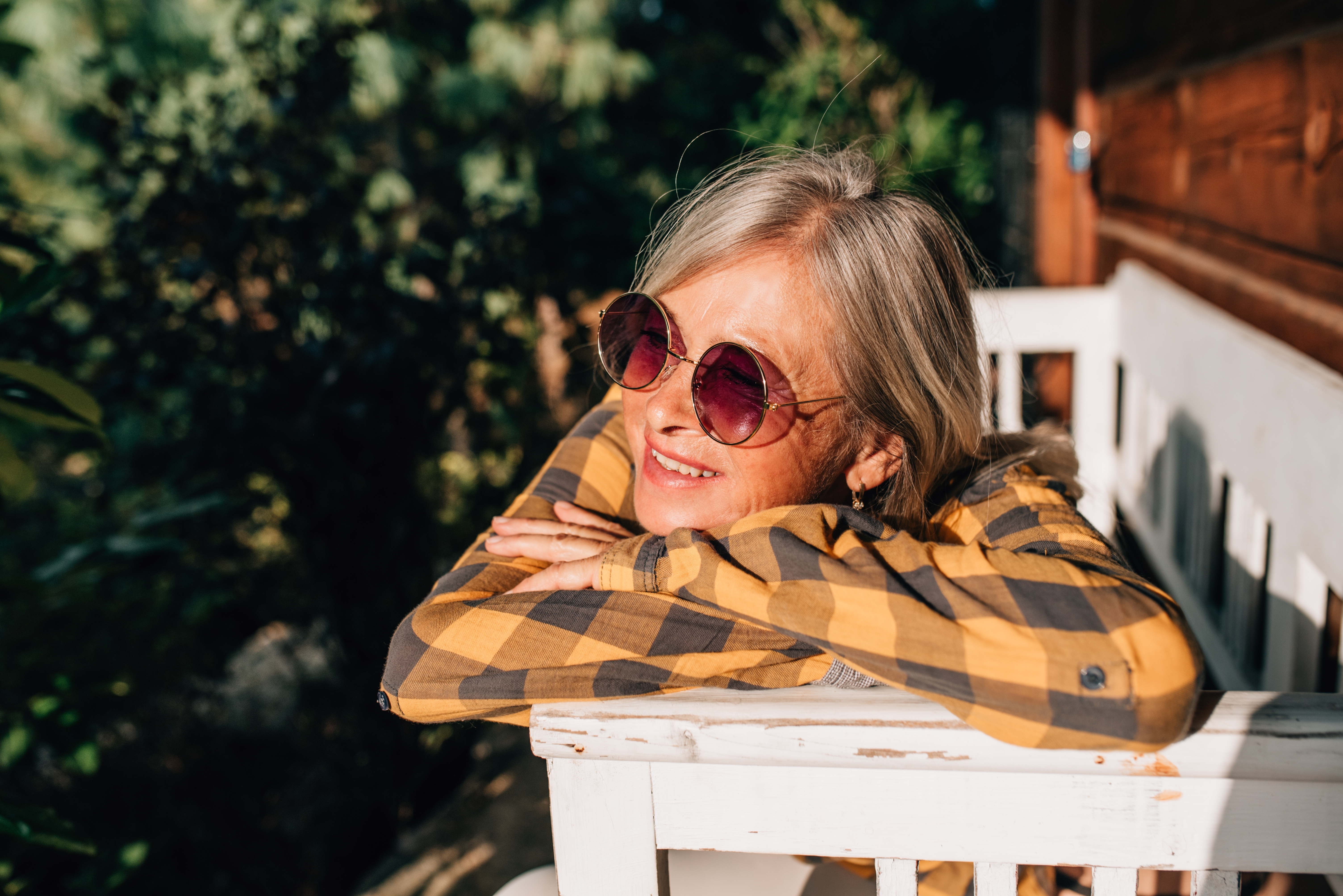 eldre kvinne i sol med solbriller