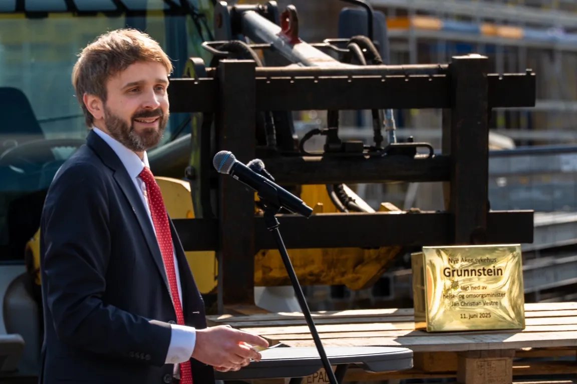 Helse- og omsorgsminister Jan Christian Vestre står ved siden av en mikrofon