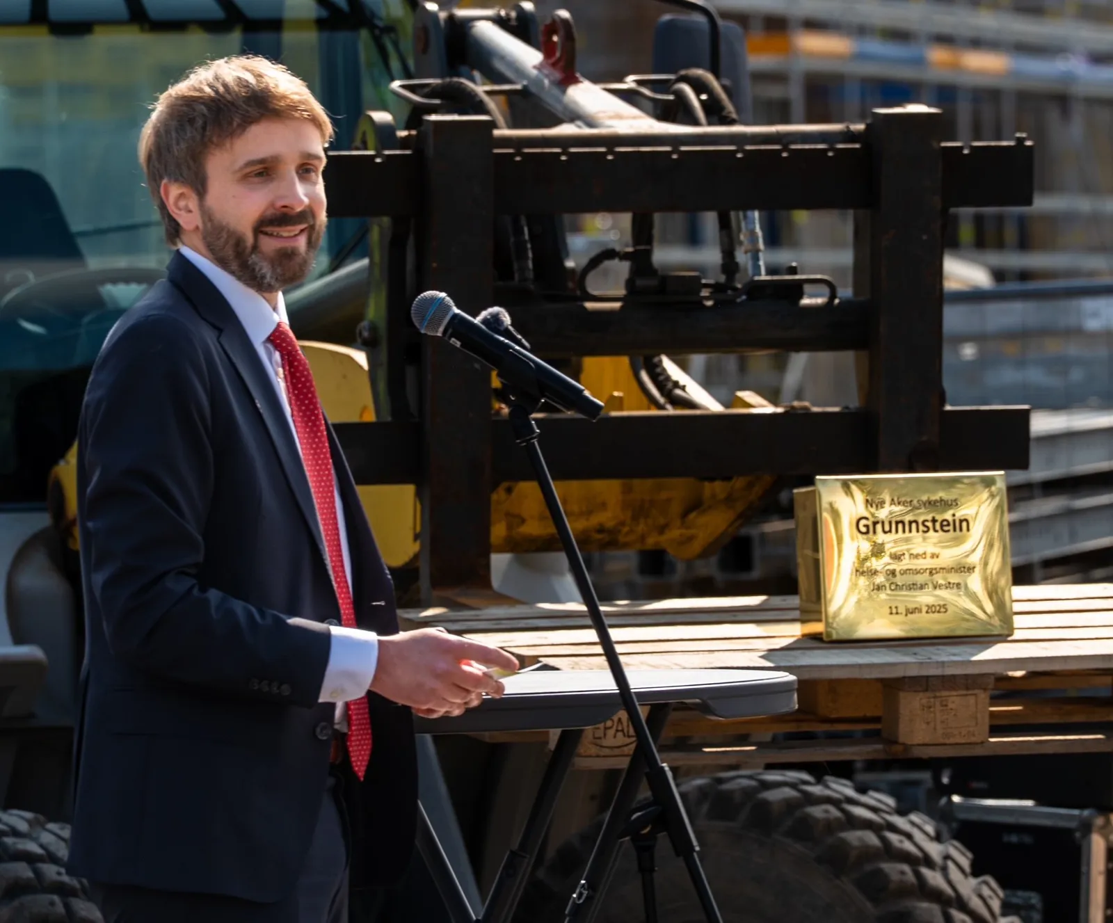 Helse- og omsorgsminister Jan Christian Vestre står ved siden av en mikrofon