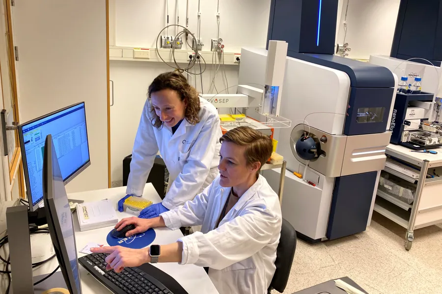 Anette Johansen og Jorunn Stamnæs analyserer proteiner på MS-instrumenter