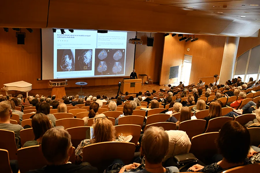 En gruppe mennesker i et rom