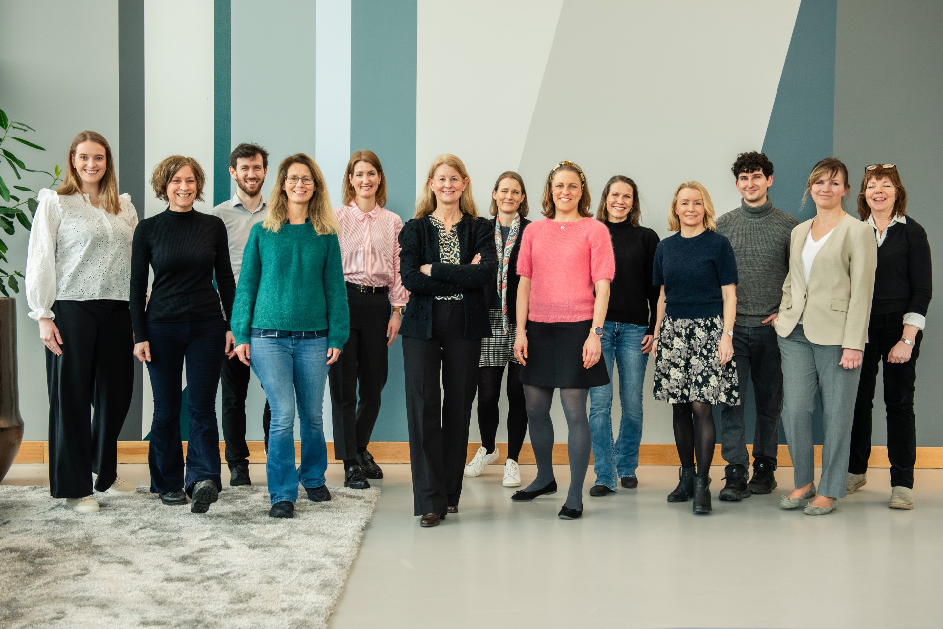 En gruppe mennesker som poserer for et bilde