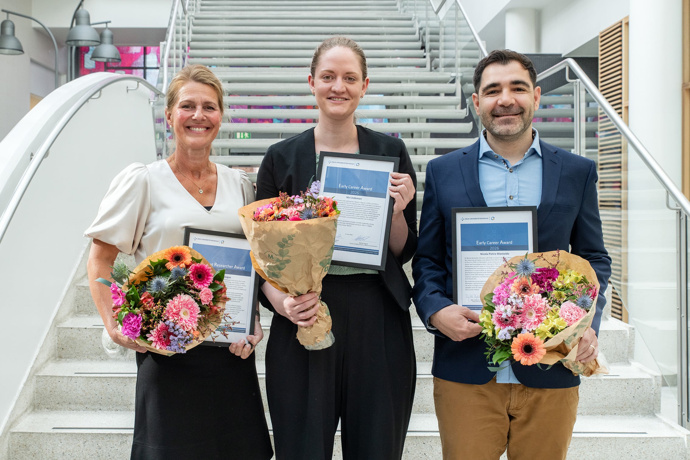 En gruppe mennesker som holder blomster