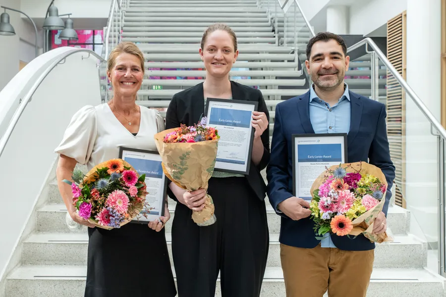 En gruppe mennesker som holder blomster