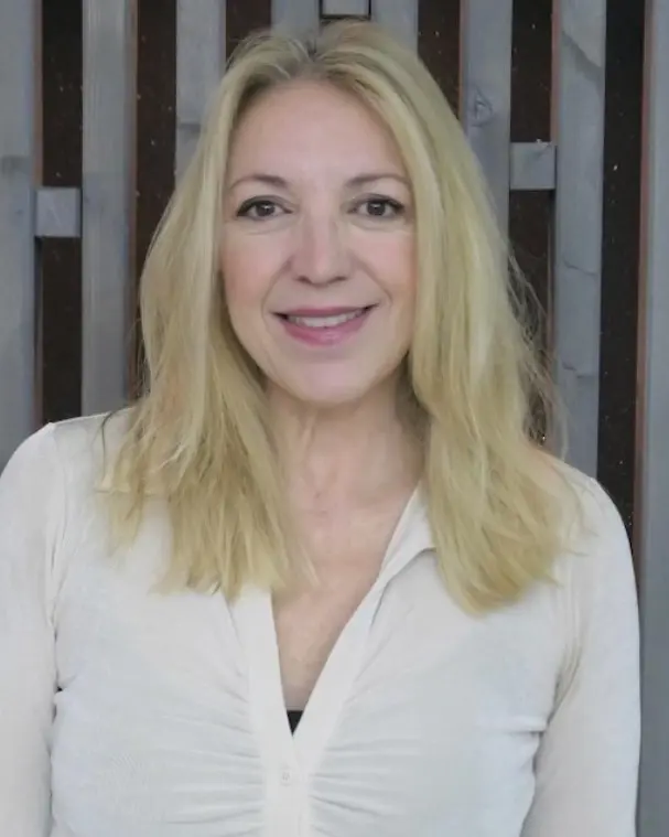 En kvinne med blondt hår