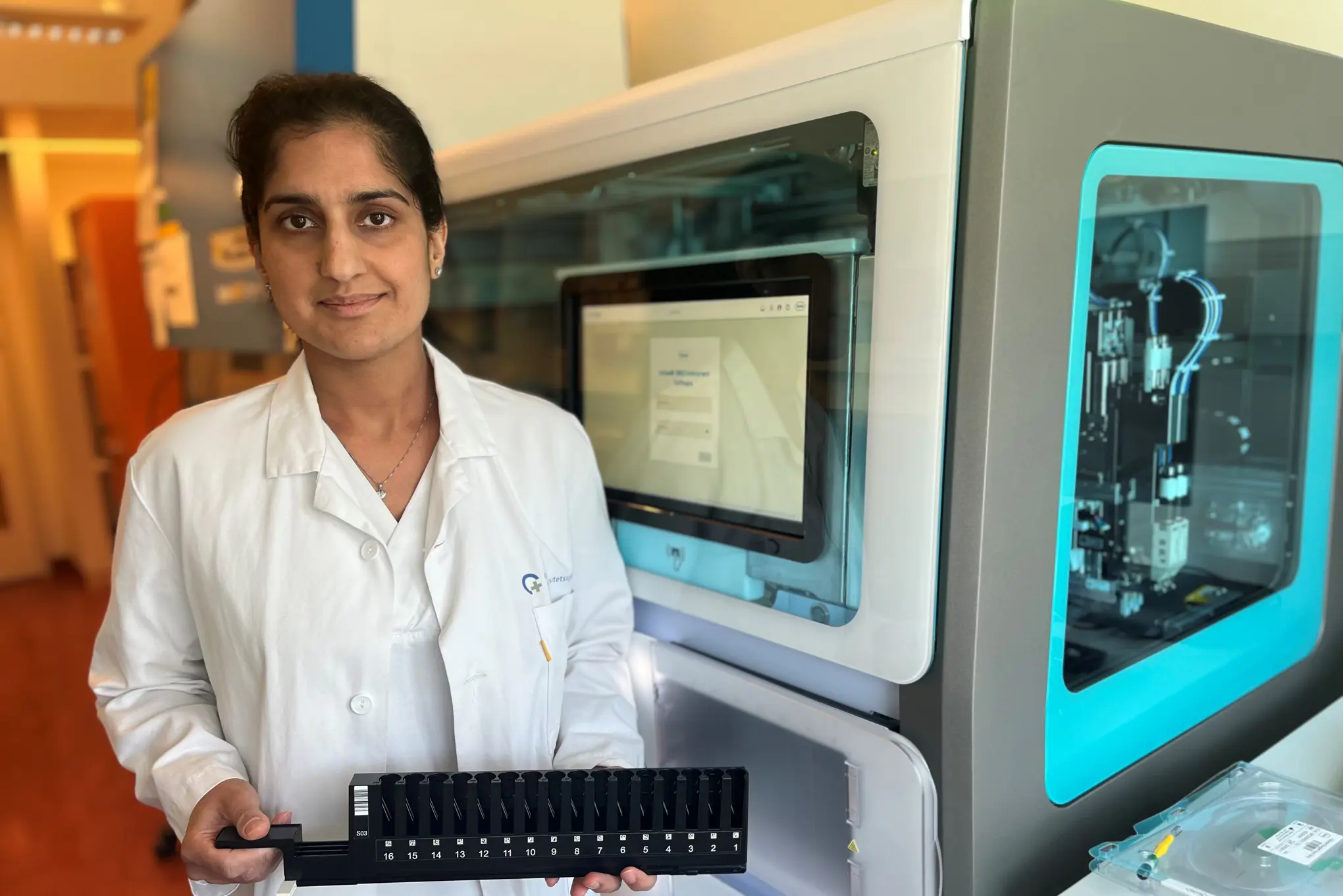 En person som holder en svart enhet