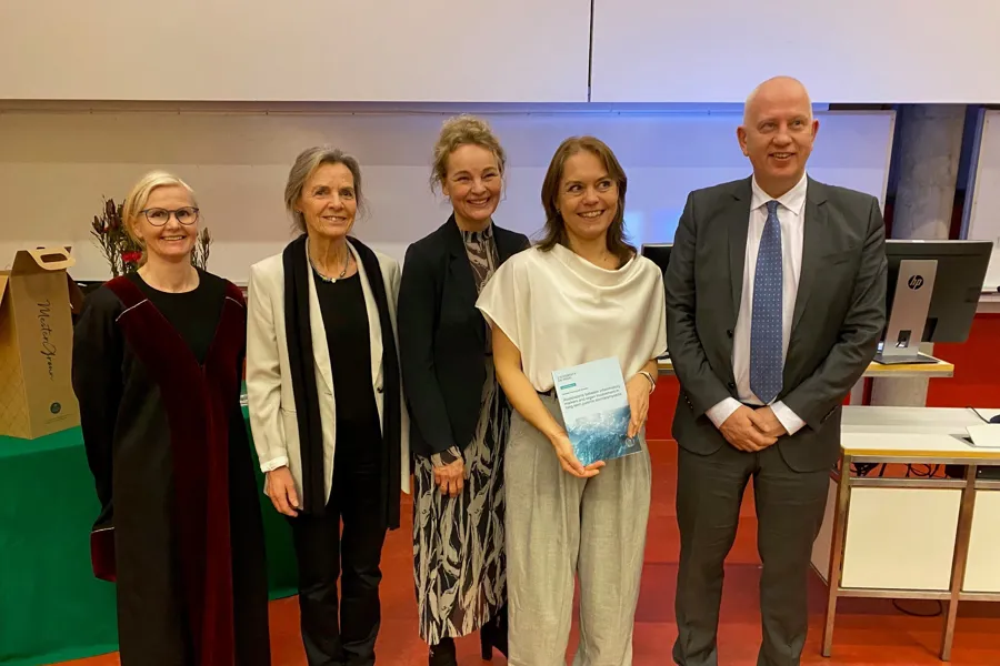 Henriette S. Marstein med opponenter og leder av komiteen og disputasen