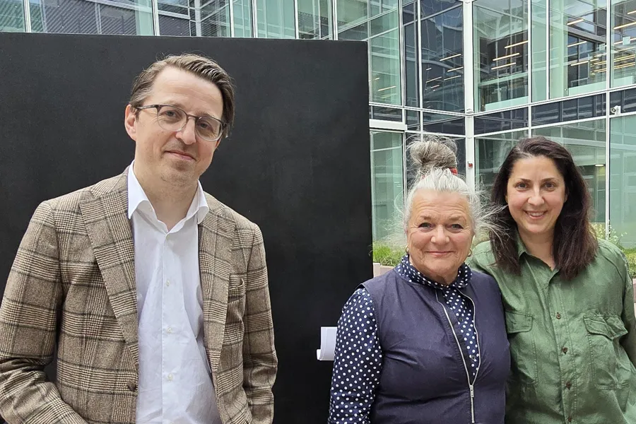 En gruppe mennesker som poserer for et bilde