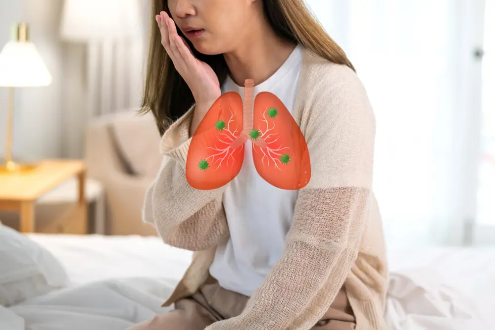 En kvinne som holder en hjerteformet gjenstand