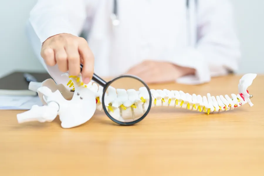 En person som legger et leketøy på et bord