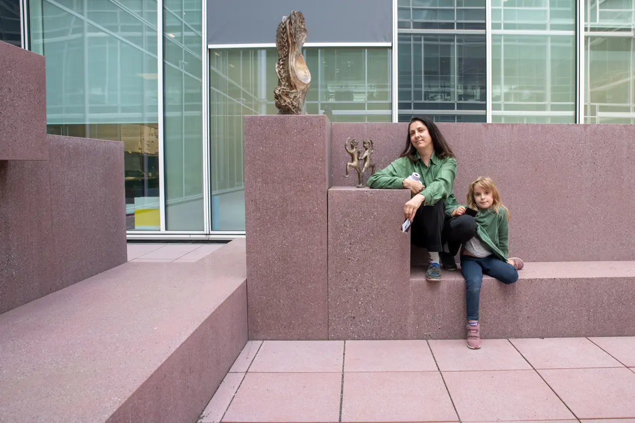 To kvinner som sitter på en steinbenk