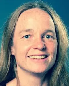 Et nærbilde av en kvinne som smiler