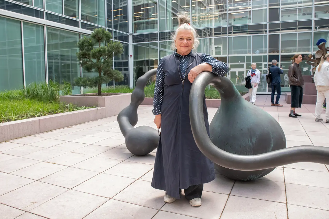 En person som holder en stor skulptur