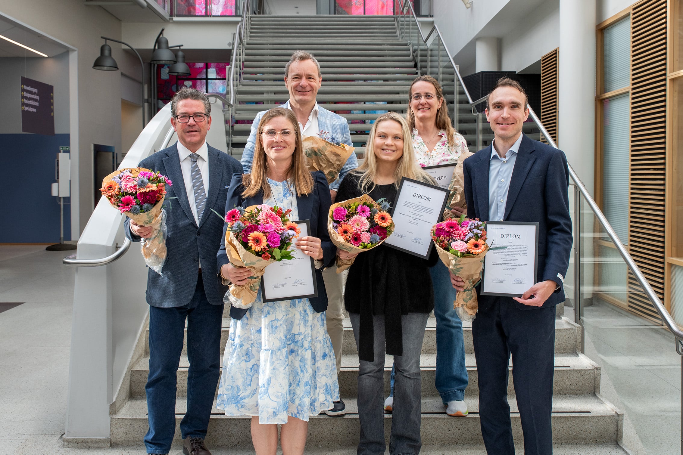 En gruppe mennesker som poserer for et bilde