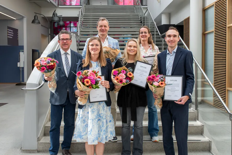 En gruppe mennesker som poserer for et bilde