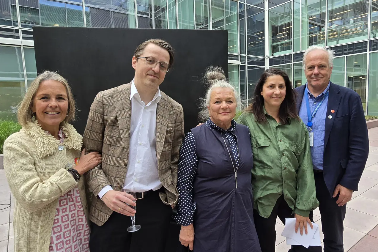 En gruppe mennesker som poserer for et bilde