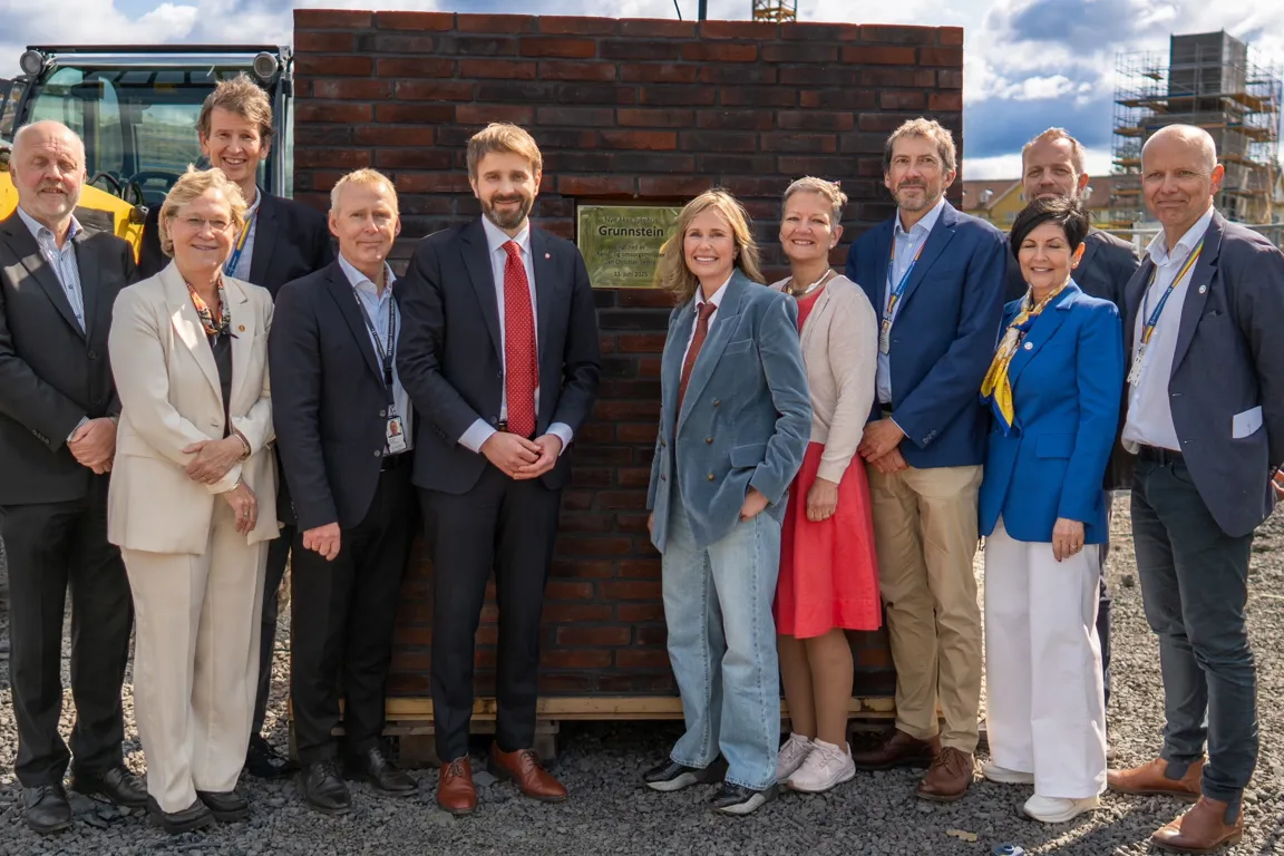 Helseministeren, ordføreren og representanter fra sykehuset, universitetet, Helse Sør-Øst og pasientene poserer ved grunnsteinen