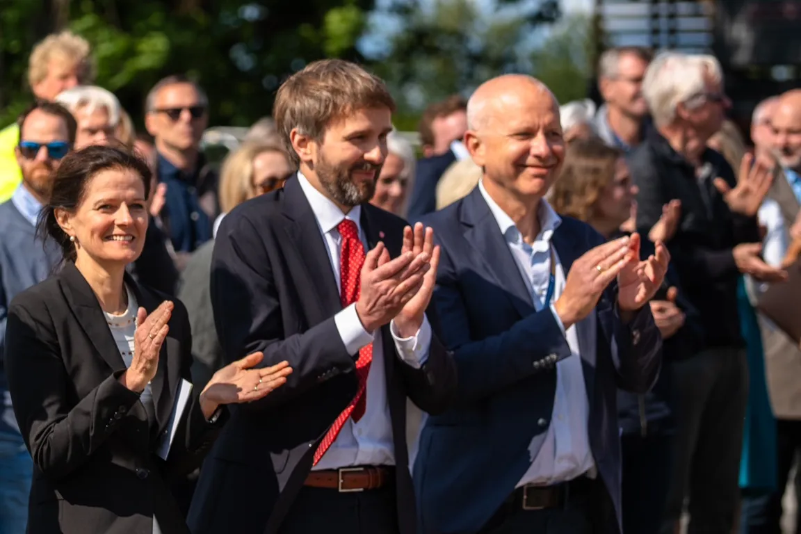 Departementsråd Cathrine Lofthus, Helseminister Jan Christian Vestre og sykehusdirektør Bjørn-Atle Lein Bjørnbeth klapper