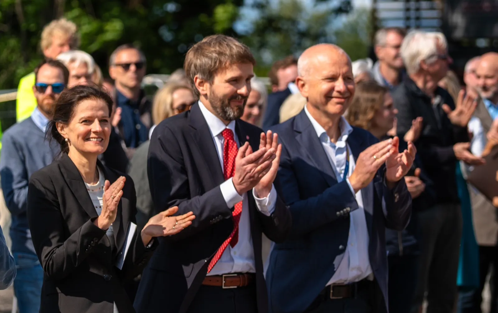 Departementsråd Cathrine Lofthus, Helseminister Jan Christian Vestre og sykehusdirektør Bjørn-Atle Lein Bjørnbeth klapper