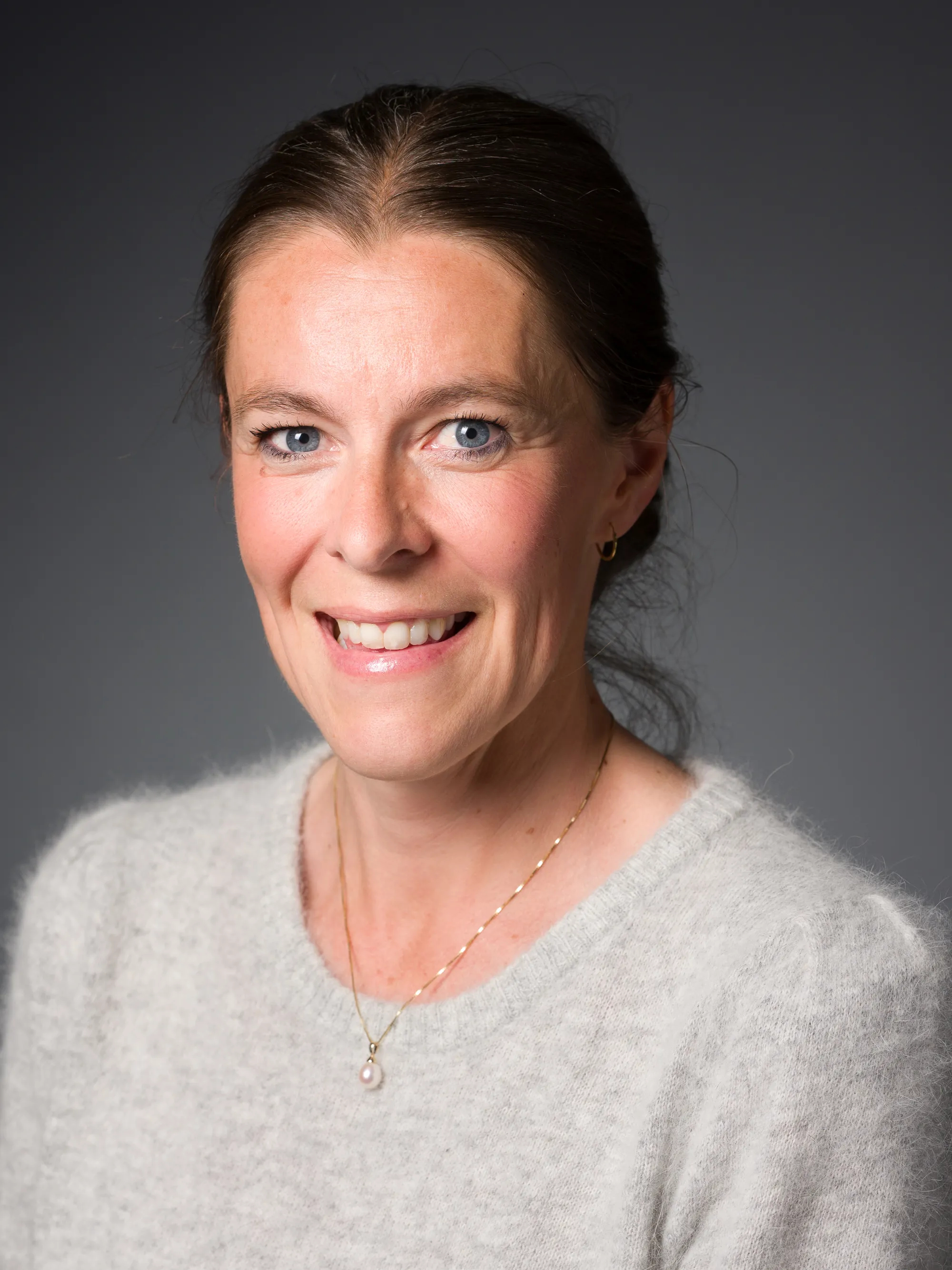 bilde av kvinne med mørkt hår