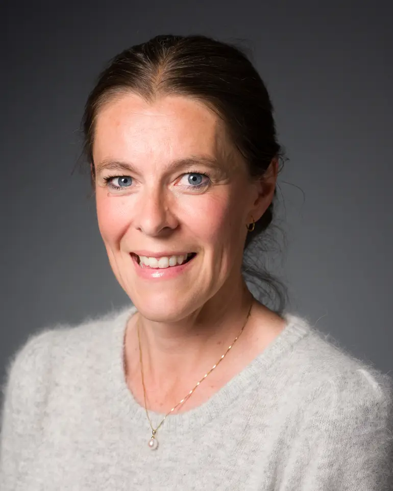 bilde av kvinne med mørkt hår