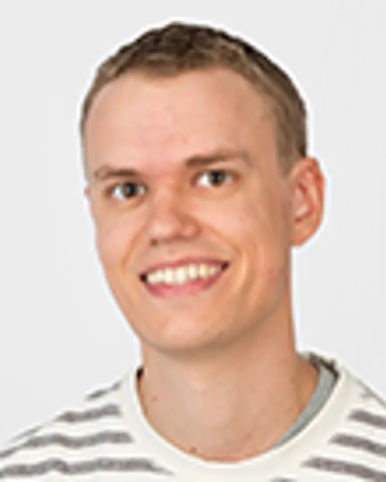 Et nærbilde av en gutt som smiler