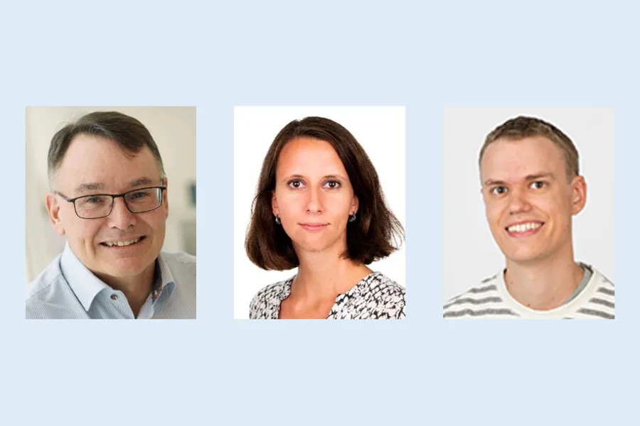 En gruppe mennesker som smiler