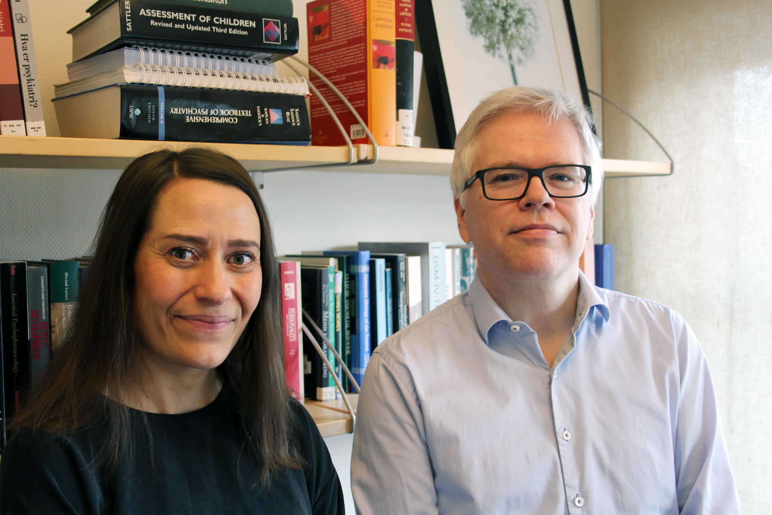 Bilde av Marit Haram og Nils Eiel Steen ved seksjon for klinisk psykoseforskning.