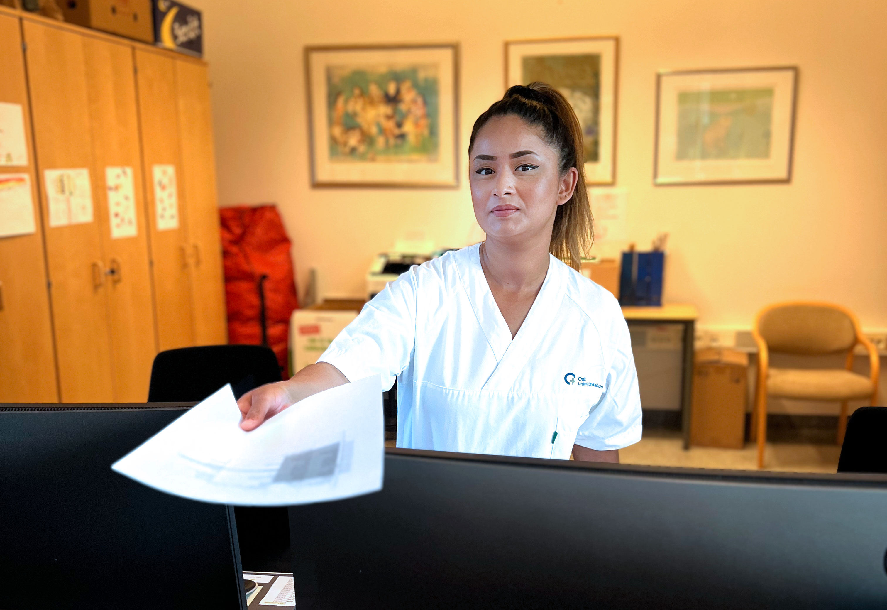 En person som sitter ved et skrivebord