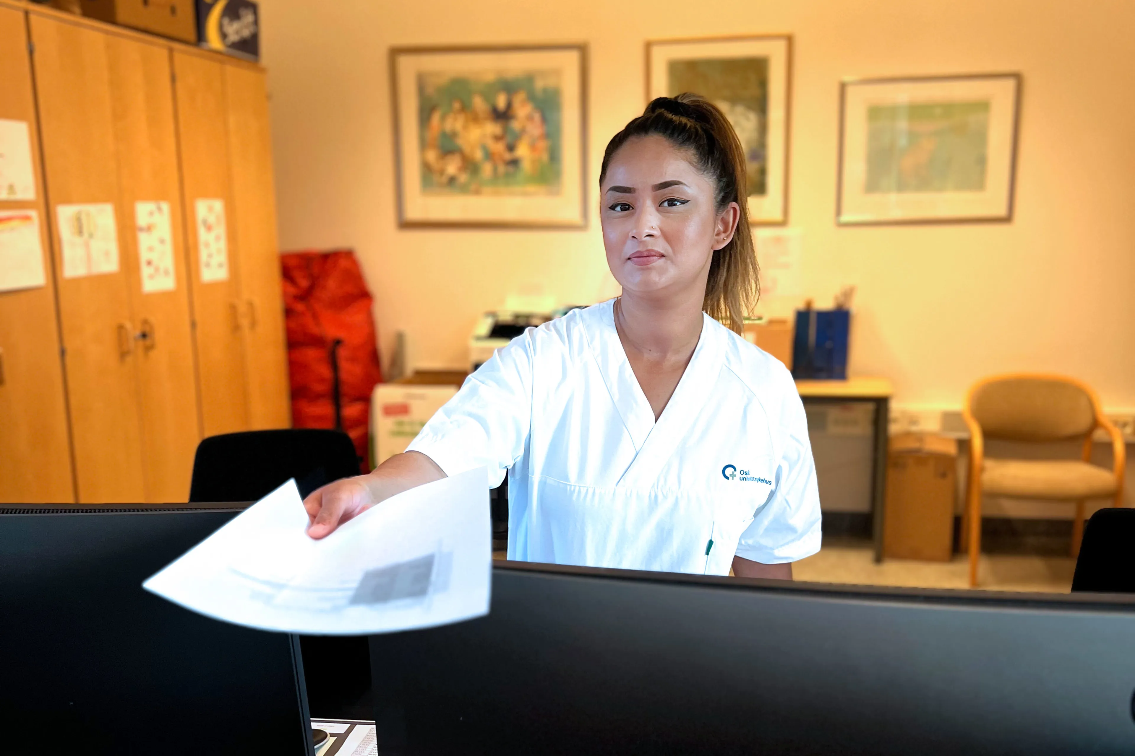 En person som sitter ved et skrivebord