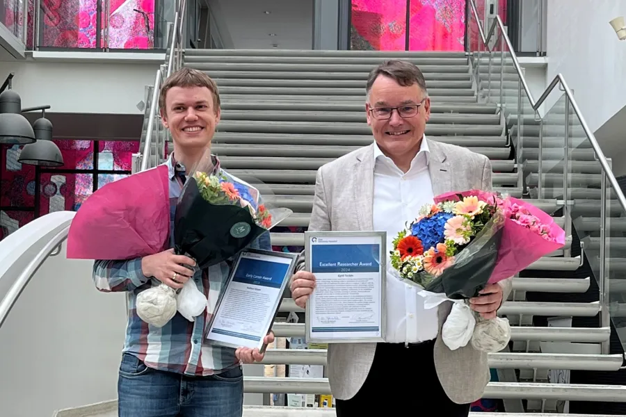 En mann og kvinne som holder blomster