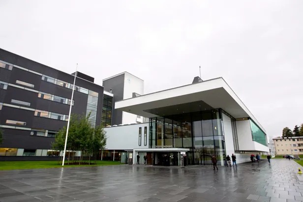 En bygning med glassfront