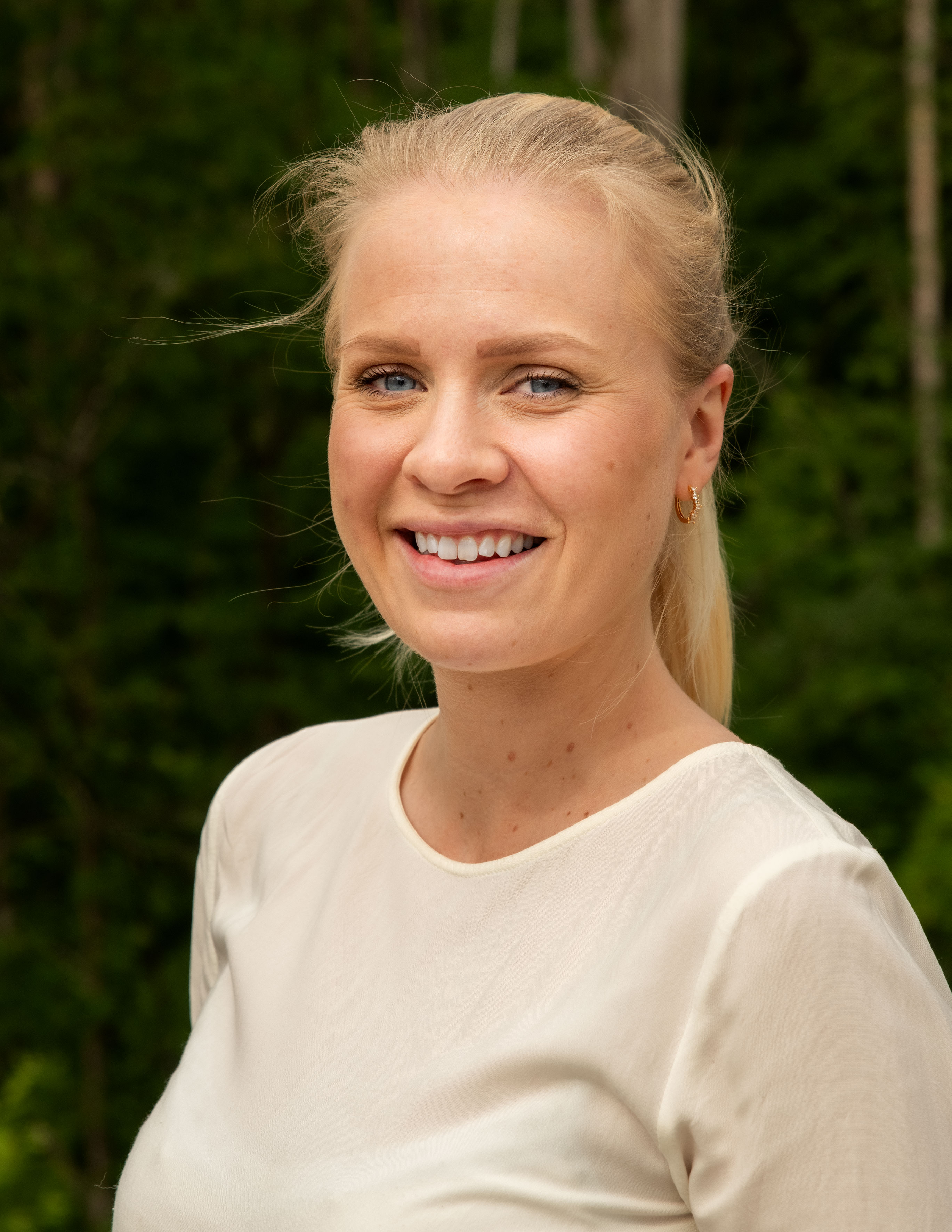 En person som smiler for kameraet