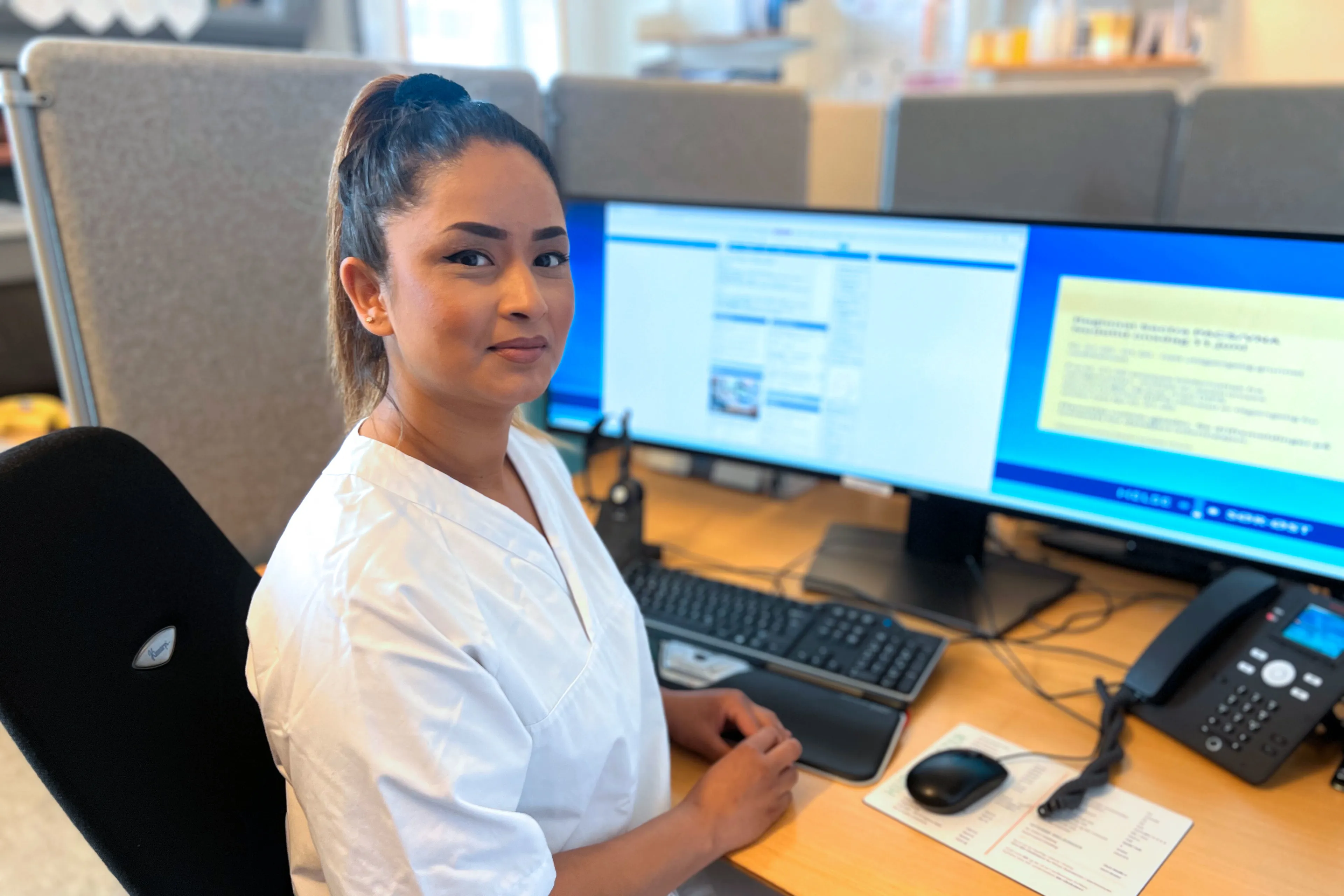 En mann som sitter ved et skrivebord