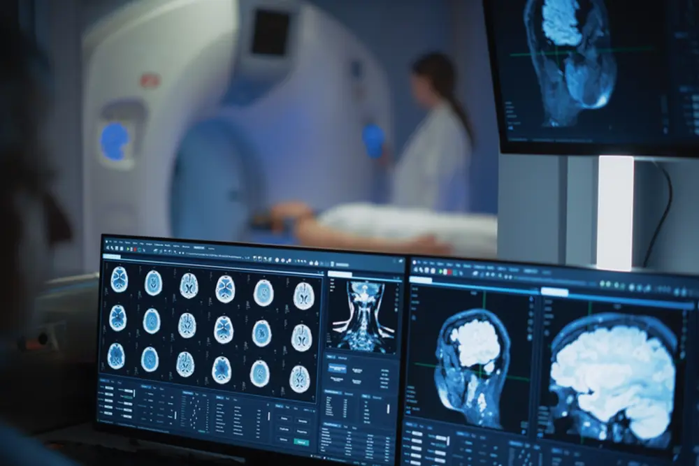 En gruppe mennesker i et rom med datamaskiner