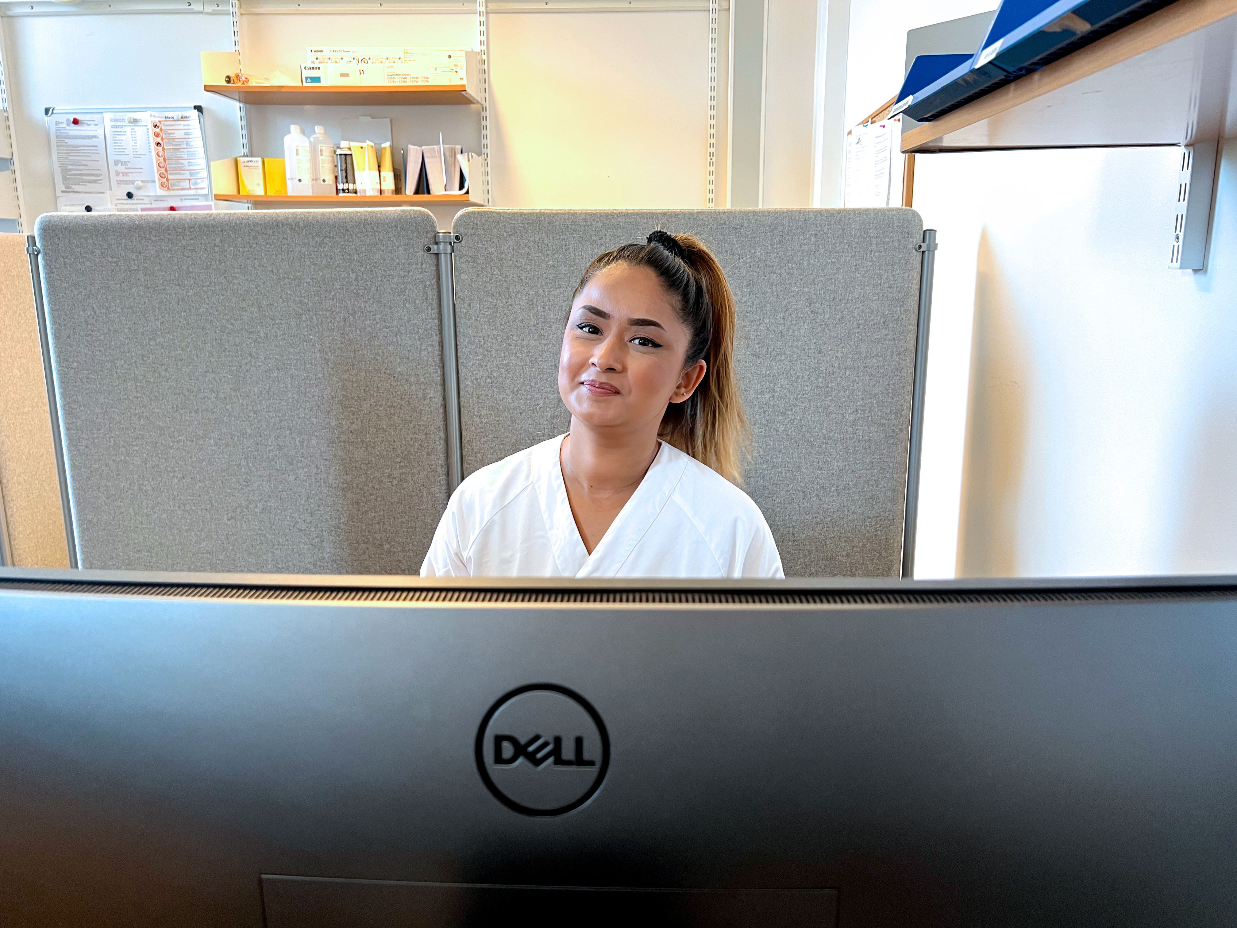 En person som sitter ved et skrivebord