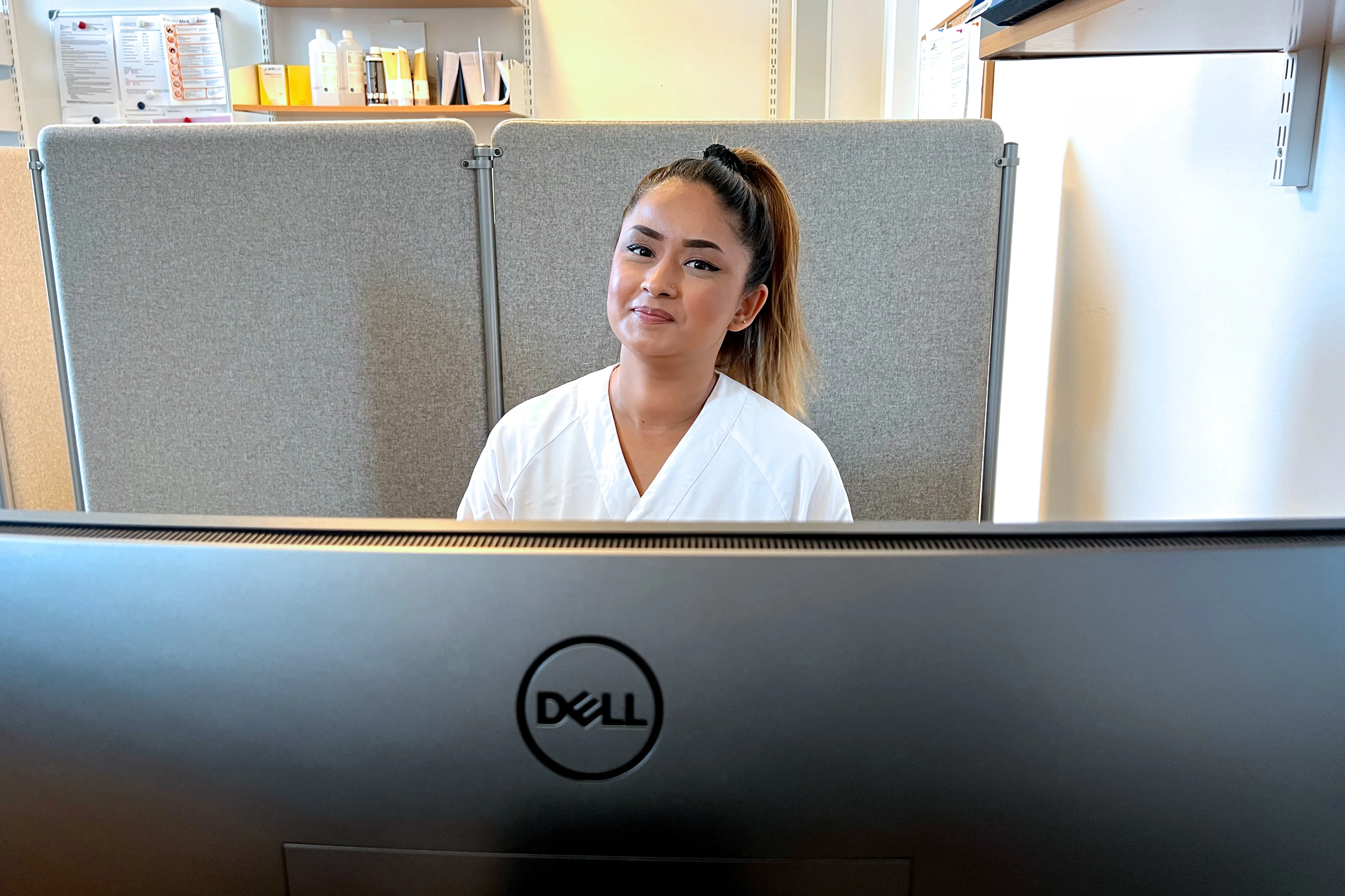 En person som sitter ved et skrivebord