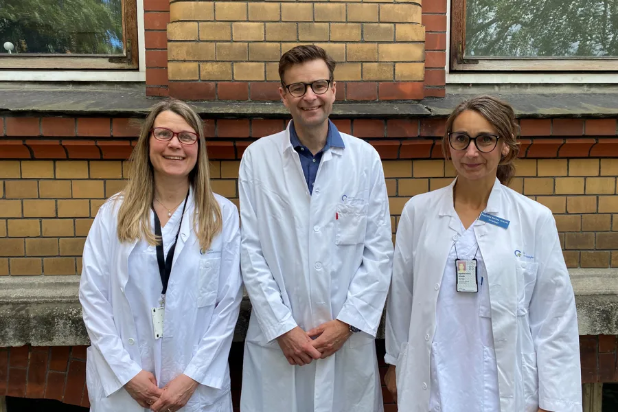 En gruppe mennesker iført laboratoriefrakker