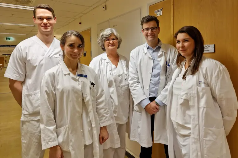 En gruppe mennesker i laboratoriefrakker