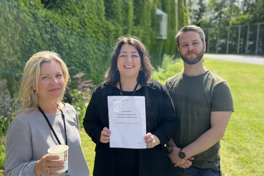 En gruppe mennesker som holder et papir