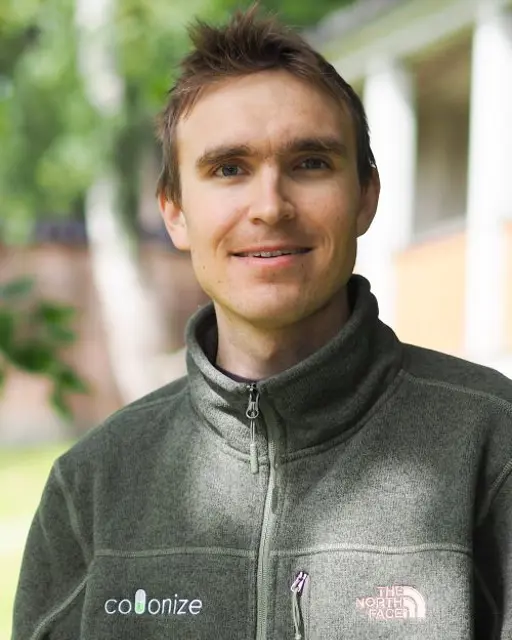 En mann som smiler til kameraet