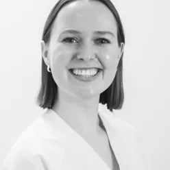 En kvinne som smiler til kameraet