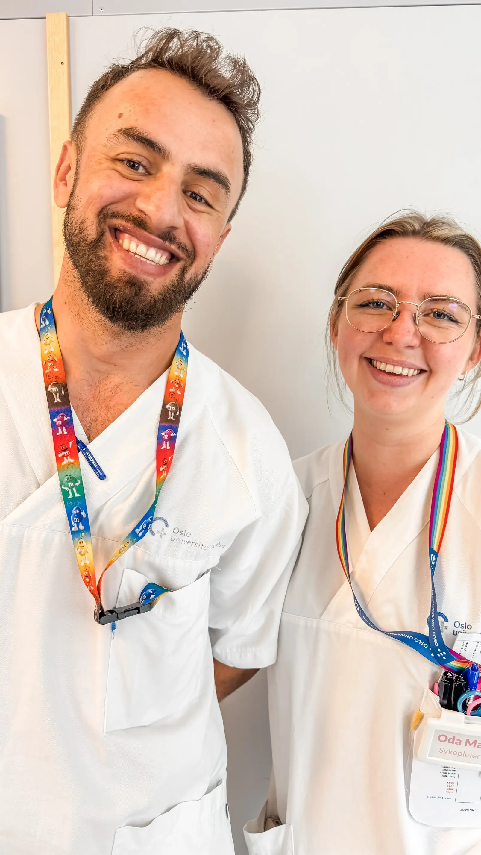 En mann og en kvinne som smiler