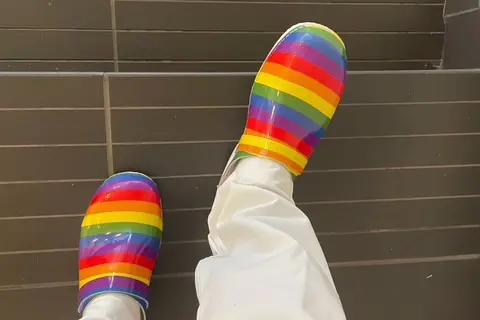 En person iført en hvit hanske og en fargerik hatt