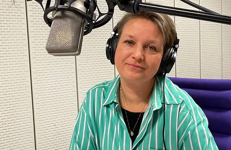 En person med hodetelefoner