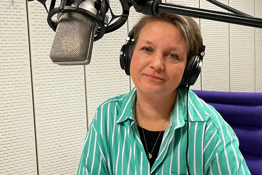 En person med hodetelefoner