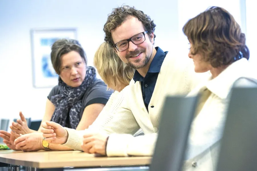 En gruppe mennesker på kurs - illustrasjon