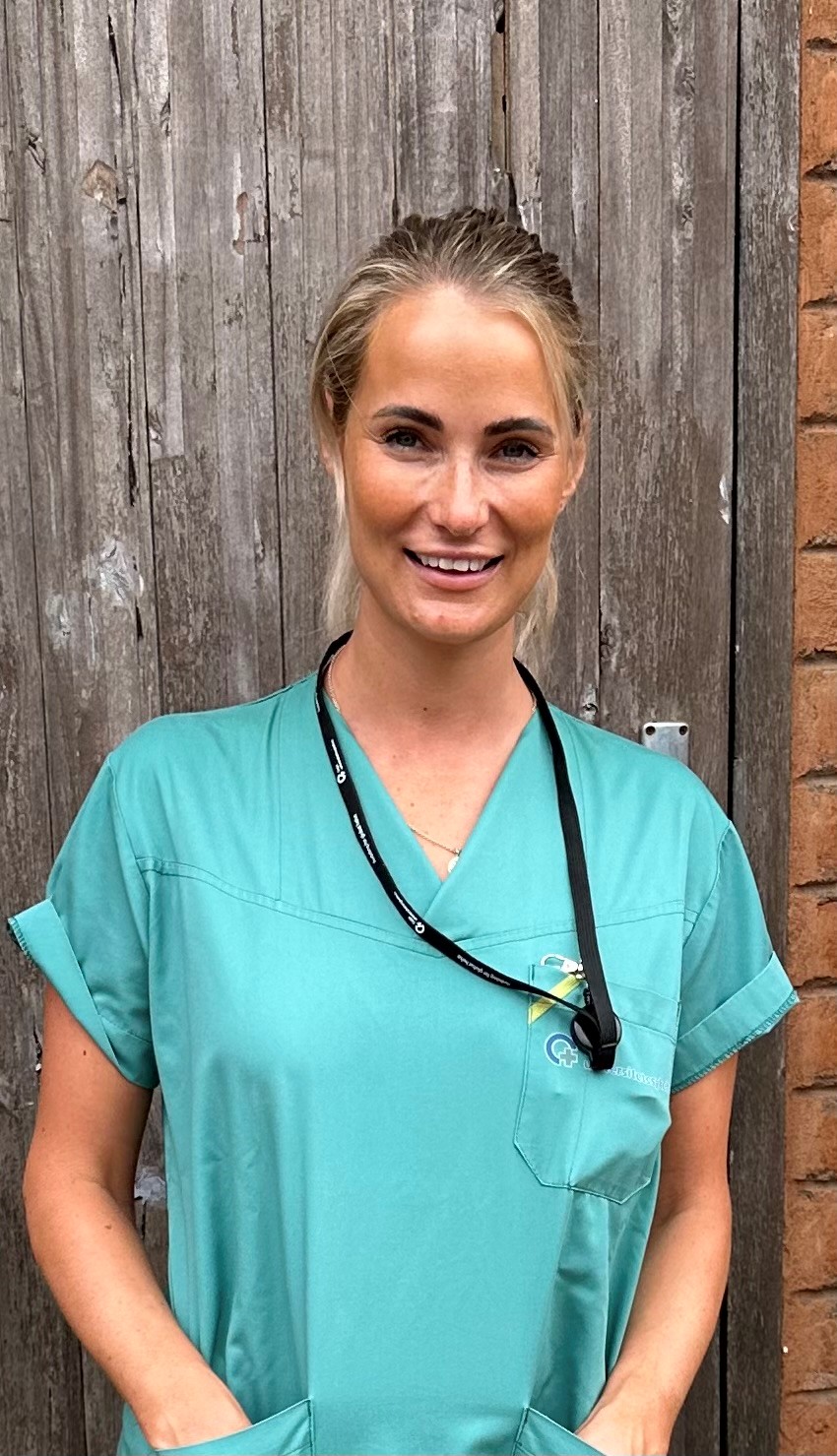 Annki Hedvall i grønt operasjonstøy