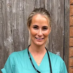 Annki Hedvall i grønt operasjonstøy