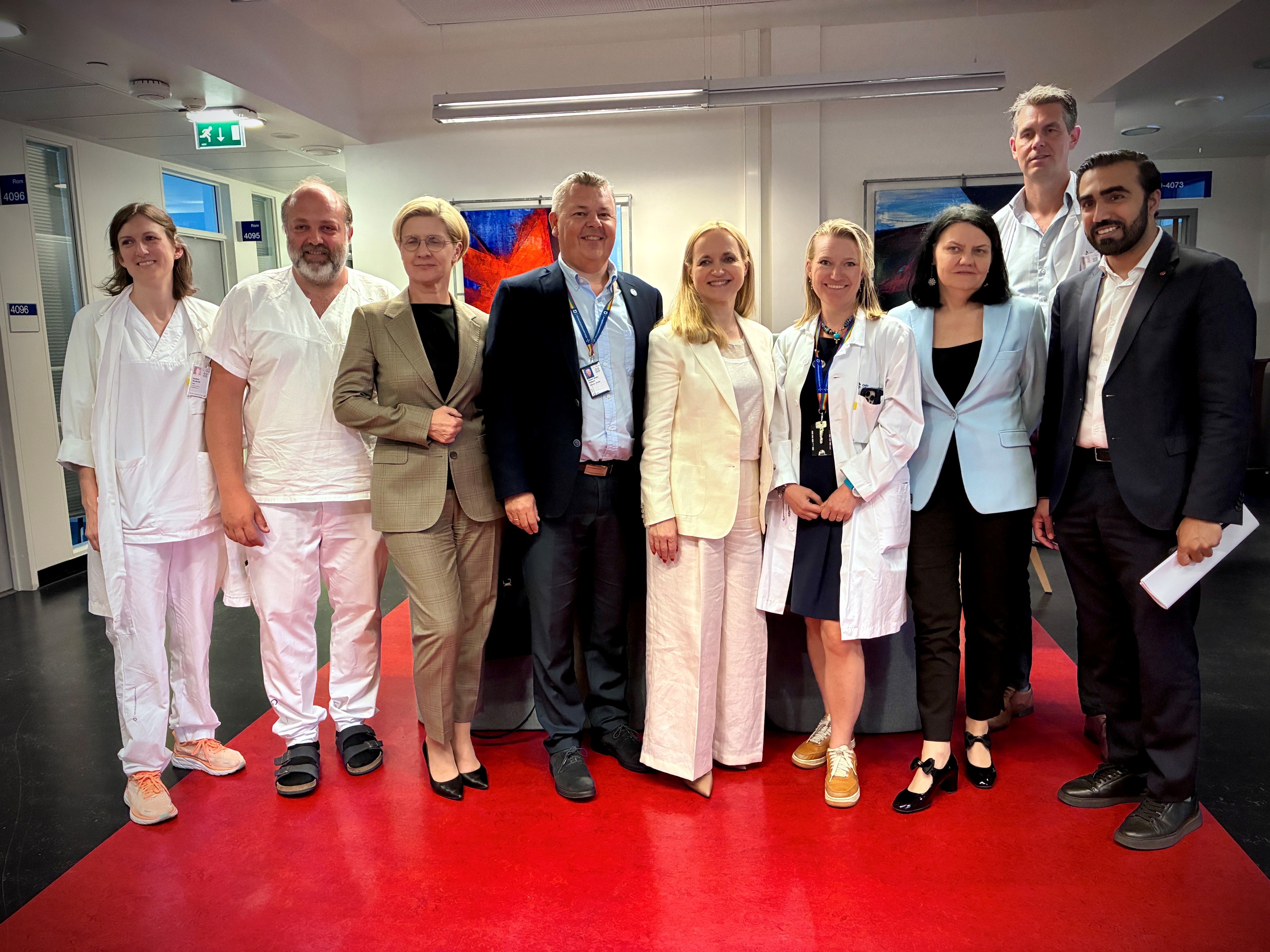 En gruppe mennesker som poserer for et bilde